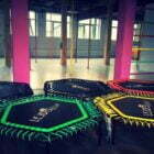 Różnokolorowe trampoliny fitness